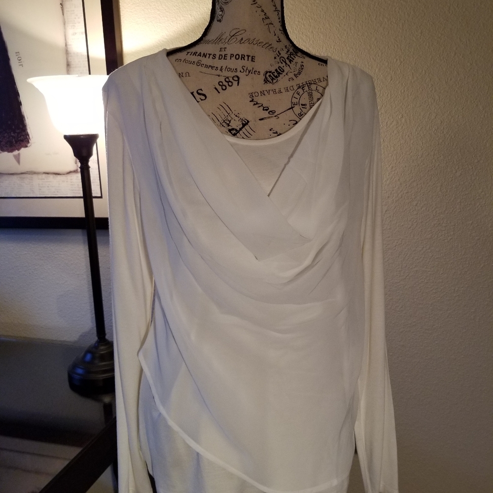 🎶GNW ...Cream top with scoop neck